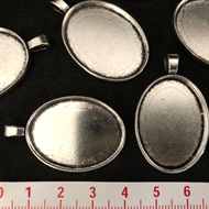 Oval medaljon i metal